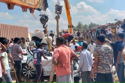 Bengaluru accident news: बेंगलुरु के पास कंटेनर कार पर पलटा: सांगली जिले के जत तालुका के मोरबगी गांव के एक ही परिवार के 6 सदस्यों की दर्दनाक मौत